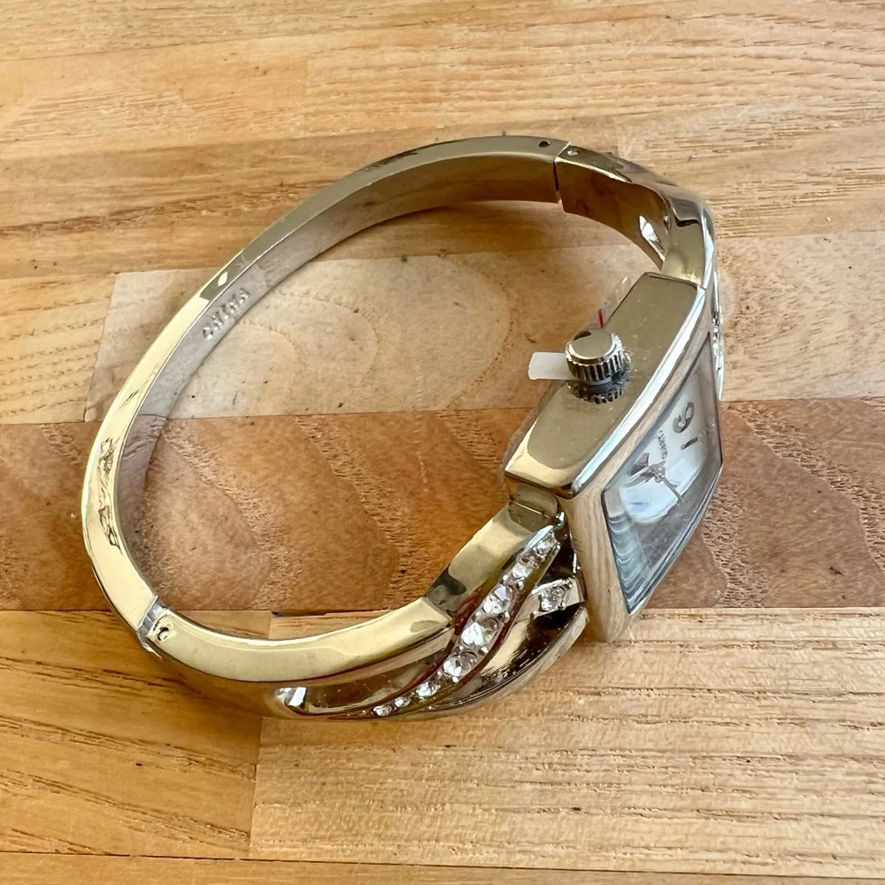 Unbranded ladies square silver tone hinged bangle bracelet watch NEW BATTERY